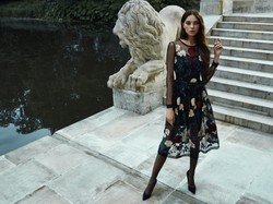 Jesiennie delikatna kobiecość: zmysłowa Edyta Zając-Rzeźniczak w nowej kampanii Taranko