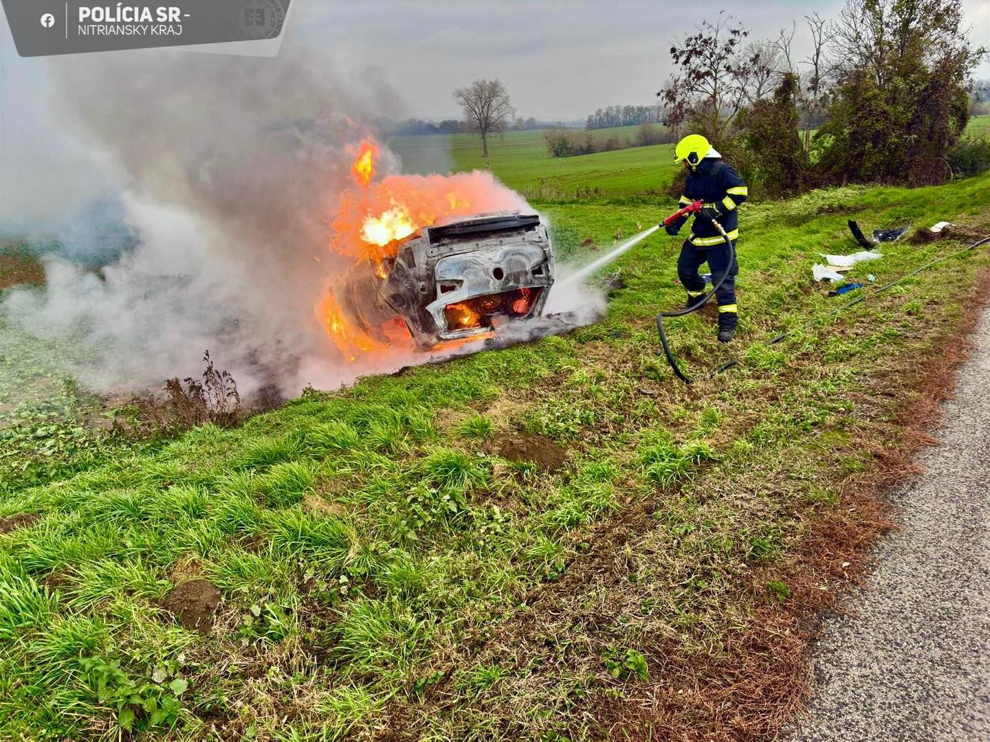Po náraze do zábradlia auto zhorelo do tla.