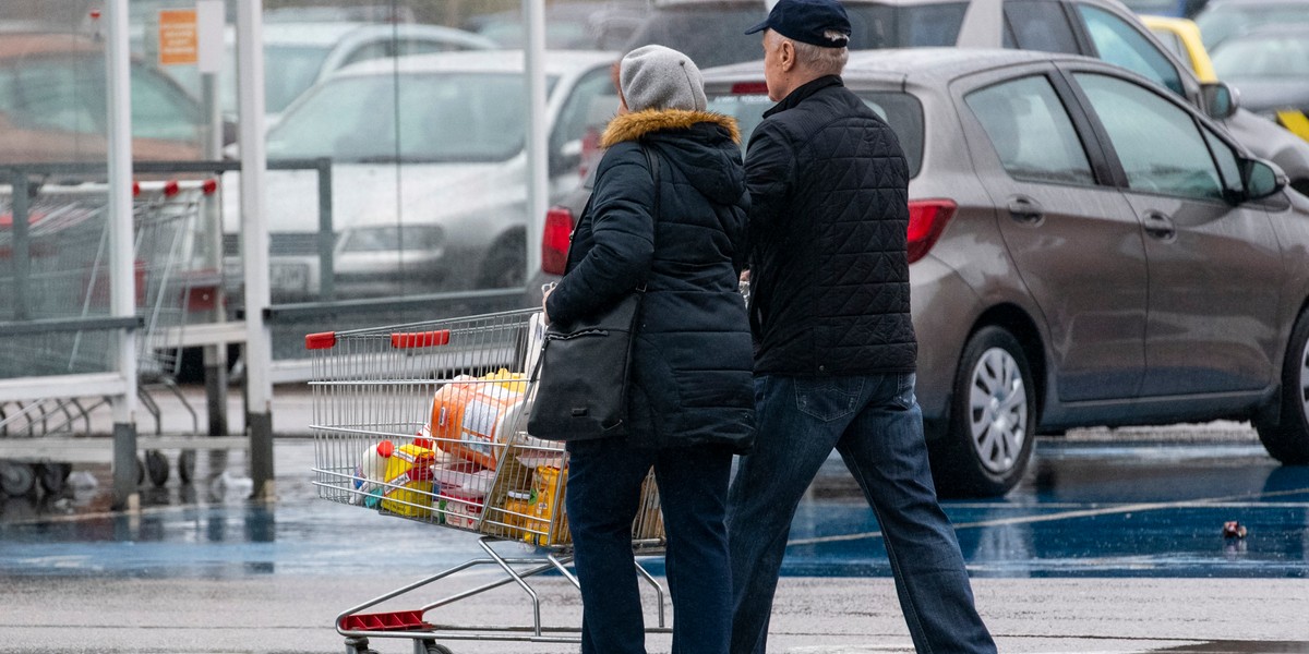 Seniorzy są najbardziej narażeni na skutki zakażenia koronawirusem. Coraz popularniejsze pomysły na niesienie im pomocy, to efekt naturalnej potrzeby społeczeństw w obliczu zagrożenia 