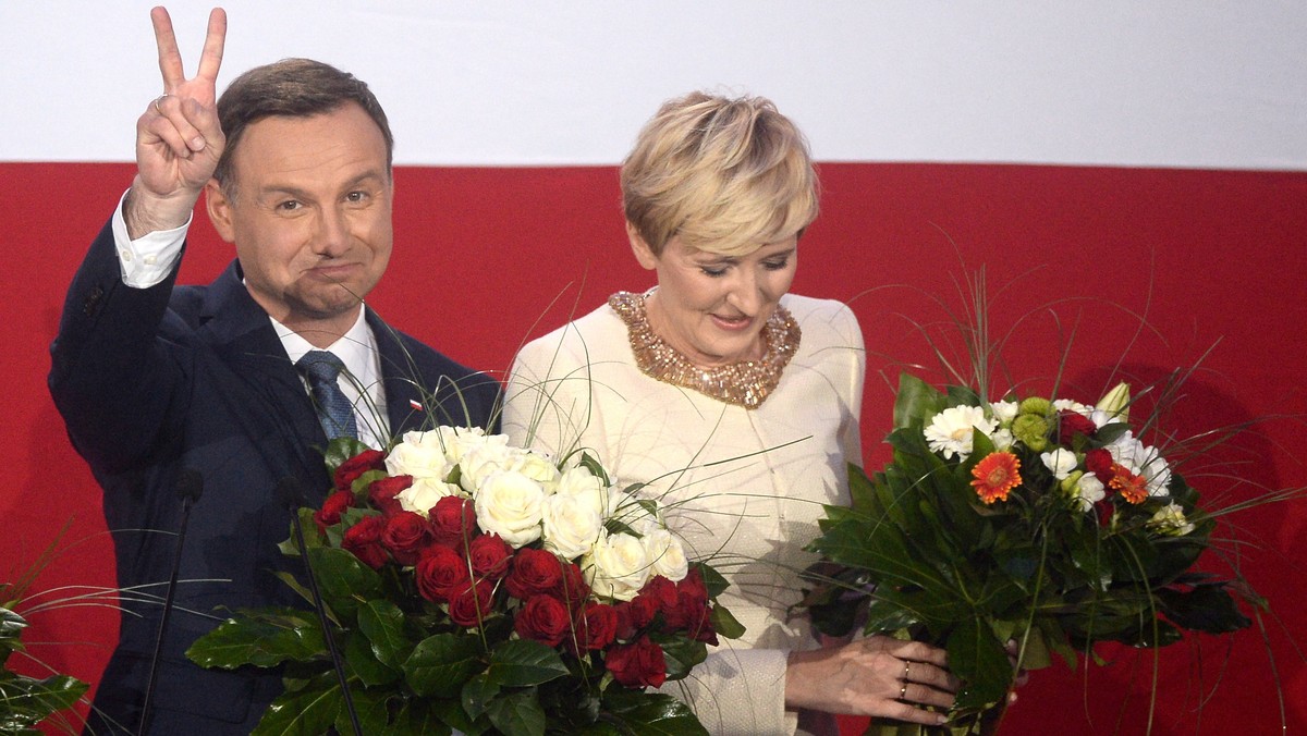 Andrzej Duda wygrał tylko na wsi - wynika z sondażu Ipsos, przeprowadzanego dla TVP, TVN24 i Polsat News. Według sondażu exit poll, na wsi Duda uzyskał 63,1 proc. głosów, a w pozostałych kategoriach miejscowości większość miał prezydent Bronisław Komorowski.