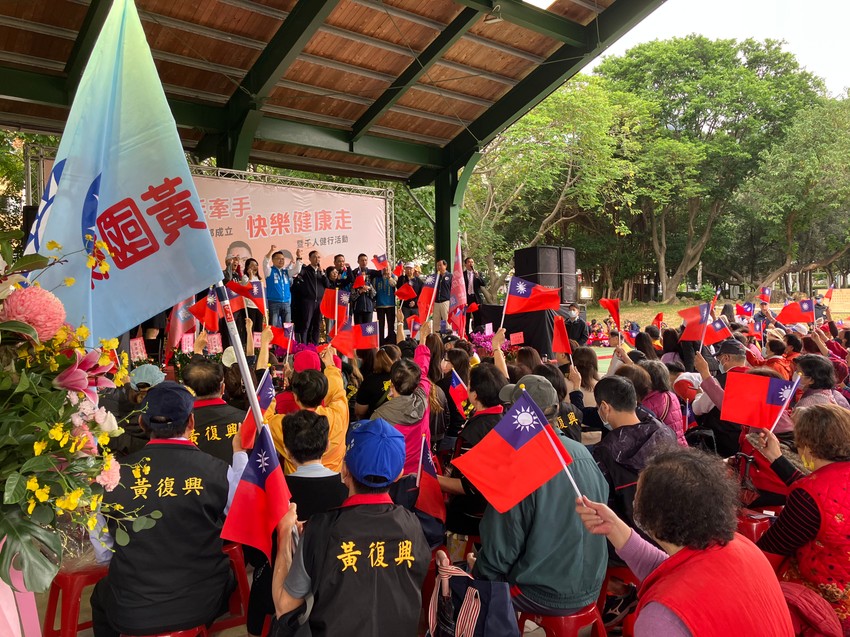 Od 1949. do 1987. KMT je vladao Tajvanom kao autoritarnom jednopartijskom državom