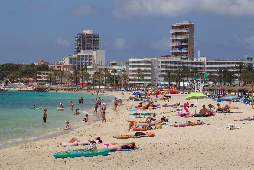 Na zdjęciu: plaża Magaluf w Calvii na Majorce (Baleary)