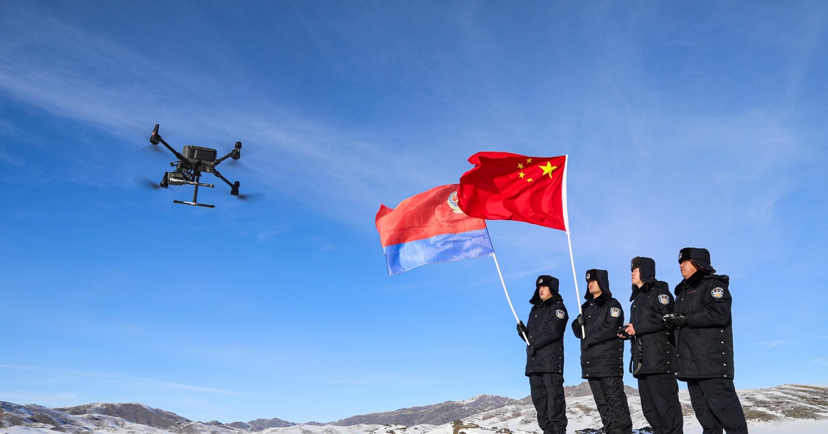 中国軍の新兵器。 自律型群ドローン
