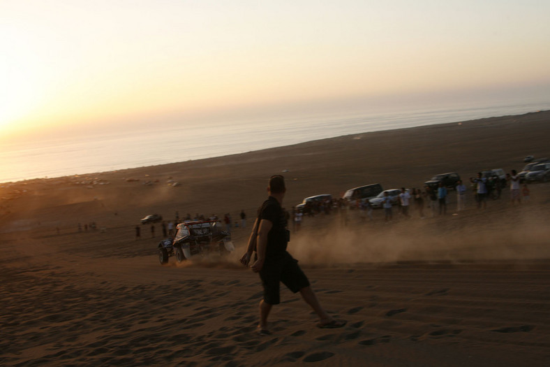 Rajd Dakar 2011: dobra postawa Polaków, Hołowczyc z otwartymi drzwiami (5.etap, wyniki, fot. Willy Weyens)