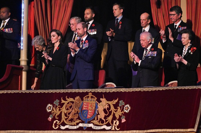 Princeza Ana uz brata Čarlsa u Rojal Albert holu u Londonu, tu su bili i Kejt Midlton i princ Vilijam