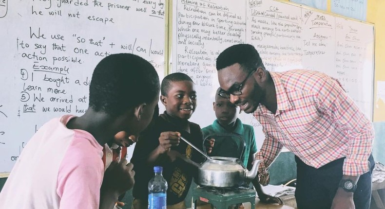 Henry Anumudu with his pupils (youthcentral)