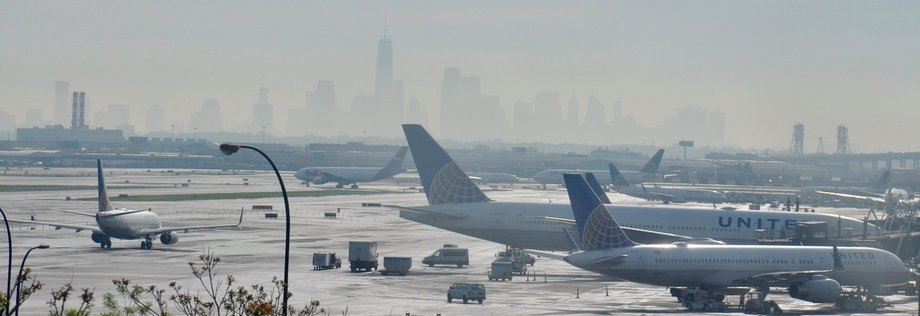 Nowy Jork obsługiwany jest przez trzy lotniska - największe JFK, La Guardia oraz Newark. Z Polski można tu dolecieć bezpośrednio LOT-em, zarówno do JFK, jak i Newark w 9 godzin. Z Europy latają też m.in. Lufthansa, British Airways, Norwegian.