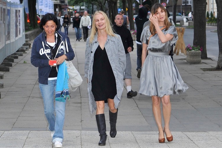 Magdalena Cielecka w ciężkich, ciepłych butach w środku lata.