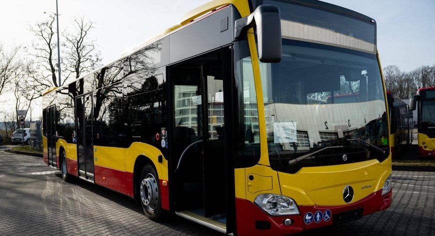 27 lutego do Wrocławia dotarło 10 pierwszych autobusów z zakontraktowanej w grudniu 2024 roku setki Mercedesów-Benz, które Wrocław będzie dzierżawił.