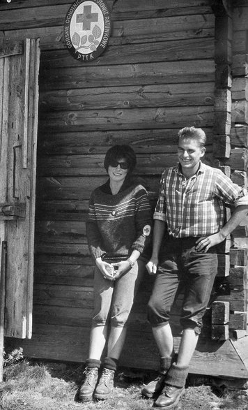 Ratownicy GOPR Ewa Beynar I Władek Osiecki przed chatką na Połoninie Wetlińskiej, sierpień 1962 r.
