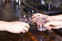 Eksperci alarmują: Prawie 3 mln Polaków pije alkohol ryzykownie lub szkodliwie