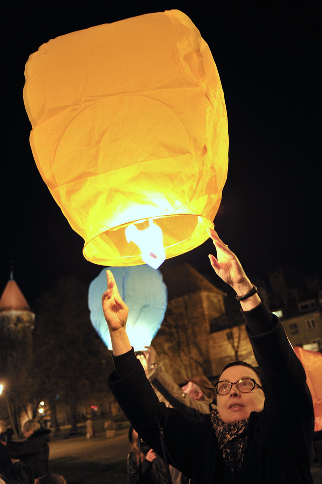 GDAŃSK KATASTROFA SMOLEŃSKA ROCZNICA 96 LAMPIONÓW