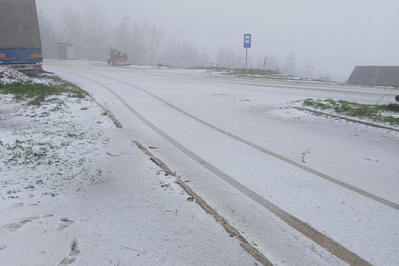(FOTO) ZABELELO SE U IVANJICI KAO DA JE DECEMBAR! Sneg jutros iznenadio meštane: Strahuju od jednog