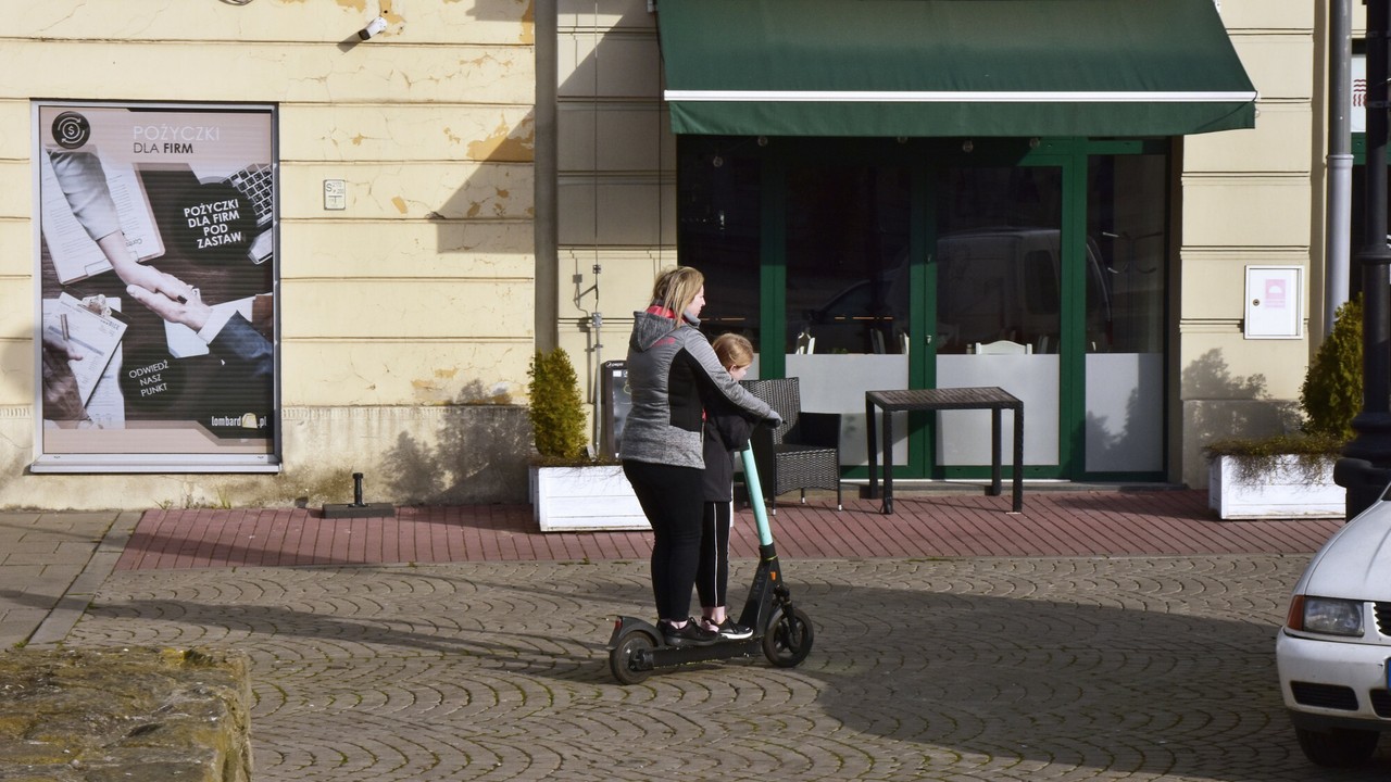 Warszawa walczy z piratami na hulajnogach. Ponad 100 mandatów w dwa dni