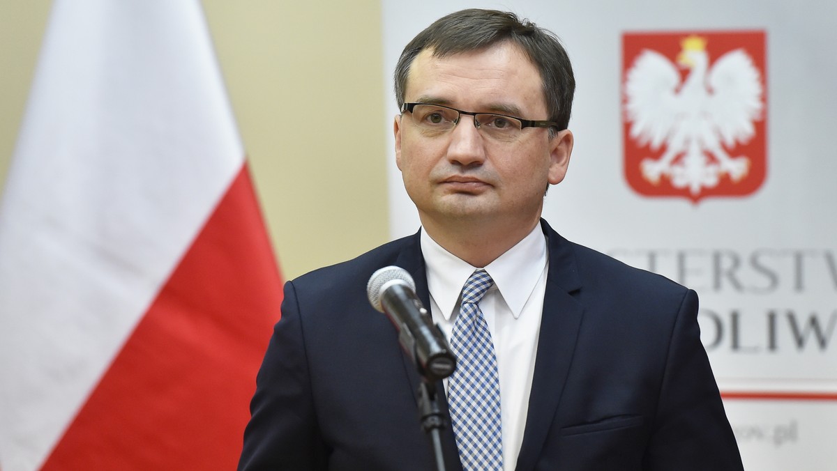 To jest całkowicie nieprawdziwa informacja - powiedział dzisiaj w rozmowie z portalem wpolityce.pl Zbigniew Ziobro, pytany, czy toczy rozmowy z prezesem PiS Jarosławem Kaczyńskim ws. objęcia stanowiska wicepremiera. Minister sprawiedliwości stwierdził, że nawet gdyby pojawiła się taka propozycja, to kandydatką Solidarnej Polski byłaby Beata Kempa.