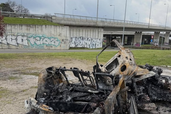 (FOTO, VIDEO) "ROVER" BUKNUO, OD NJEGA NIŠTA NIJE OSTALO! Neverovatno: Ovako izgleda luksuzni terenac koji se sinoć zapalio kod Mosta na Adi