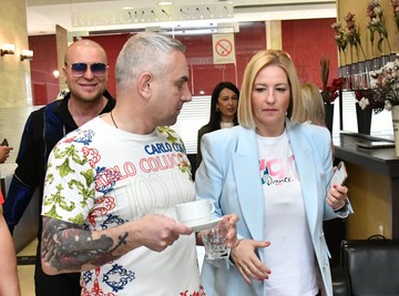 "GREH JE ŠTO SAM TO URADIO" Pevač prevario suprugu pred celom Srbijom, a onda je usledio NEOČEKIVANI PREOKRET - isplivale zajedničke fotke