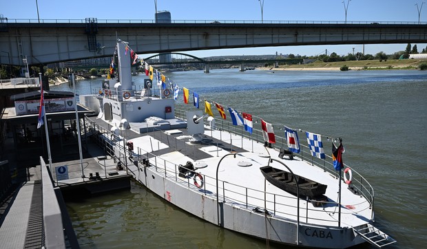 Brod "Sava", usidren kod Brankovog mosta