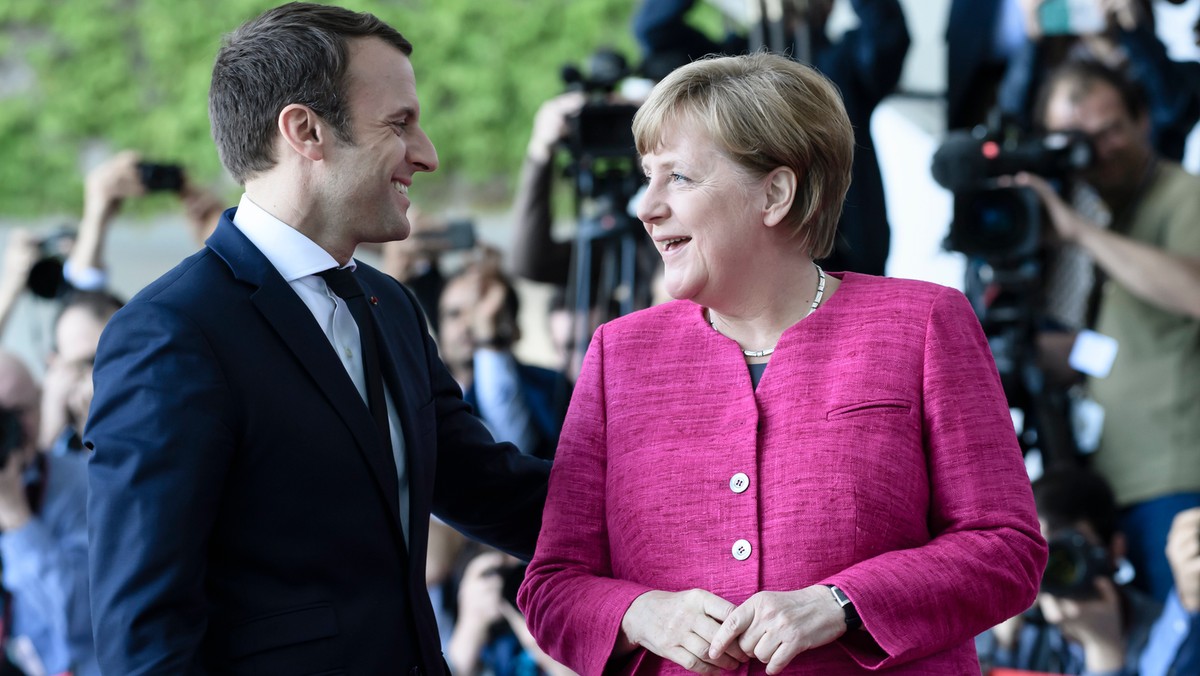 Prezydent Francji Emmanuel Macron zasygnalizował dziś po spotkaniu z kanclerz Niemiec Angelą Merkel w Berlinie gotowość do zmiany traktatów unijnych w ramach reformowania Unii Europejskiej. Gotowość do zmian traktatowych wyraziła także Merkel. Macron przyjechał do stolicy Niemiec dzień po objęciu urzędu.