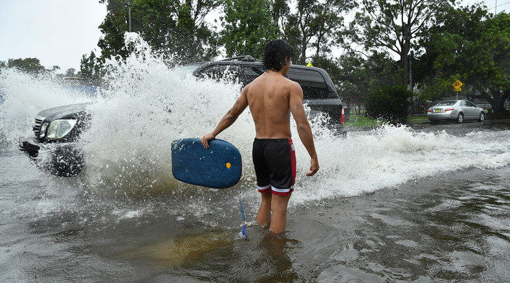 Akár nyolcméteres hullámok is pusztíthatnak / Illusztráció: MTI/AAP/Joel Carrett