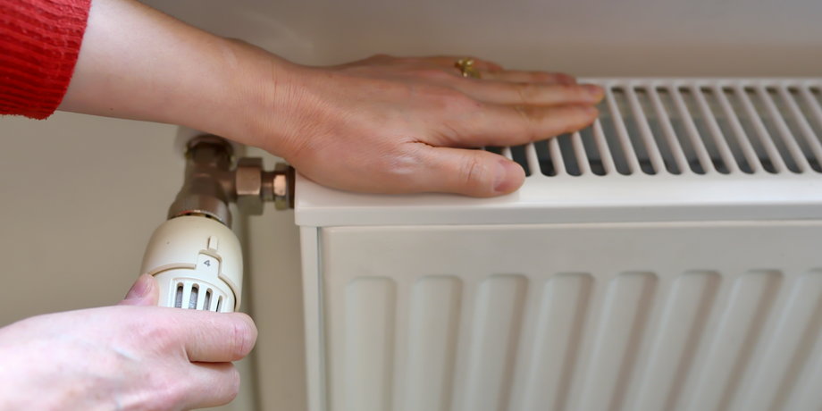 Obniżenie temperatury w mieszkaniu o 1 stopień Celsjusza pozwoli na duże oszczędności w skali roku.