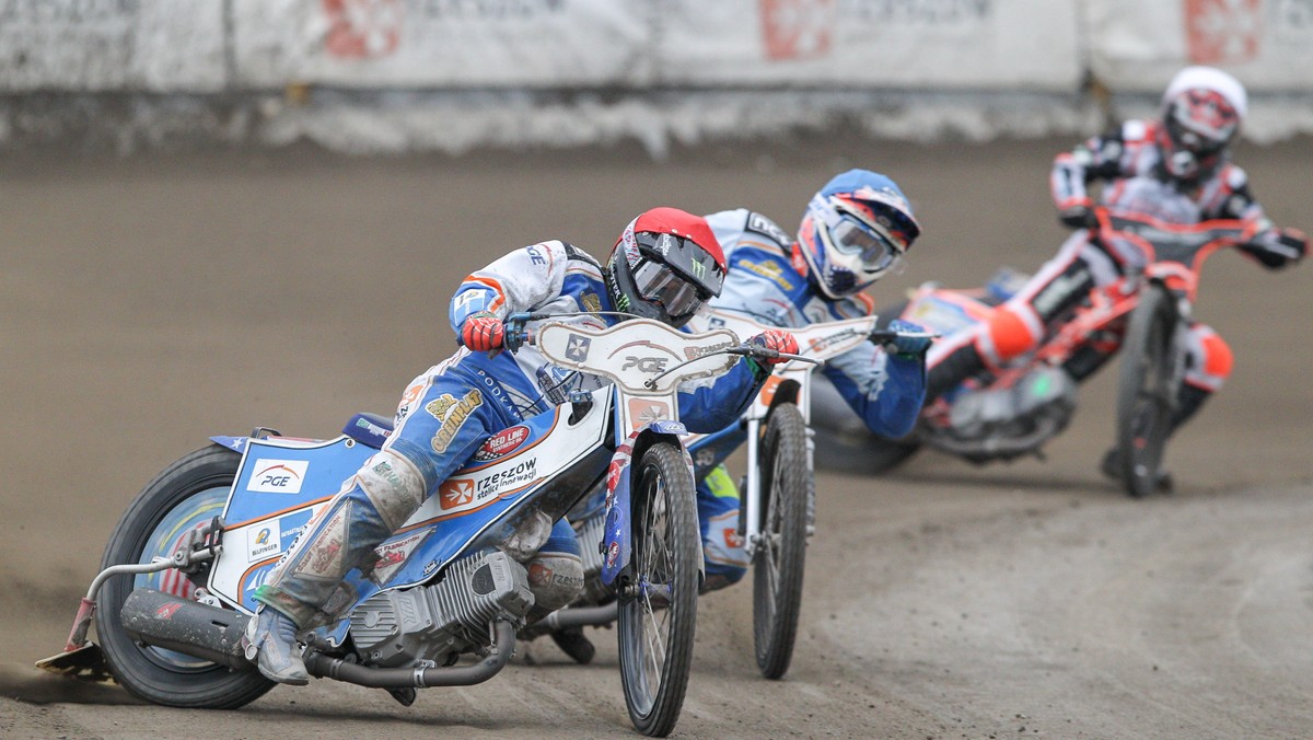 PGE Stal Rzeszów rozgromiła MDM Komputery ŻKS Ostrovię Ostrów Wlkp. 62:28 w rewanżowym spotkaniu barażowym o awans do PGE Ekstraligi. Tym samym rzeszowianie zapewnili sobie pozostanie w najwyższej klasie rozgrywkowej na przyszły sezon.