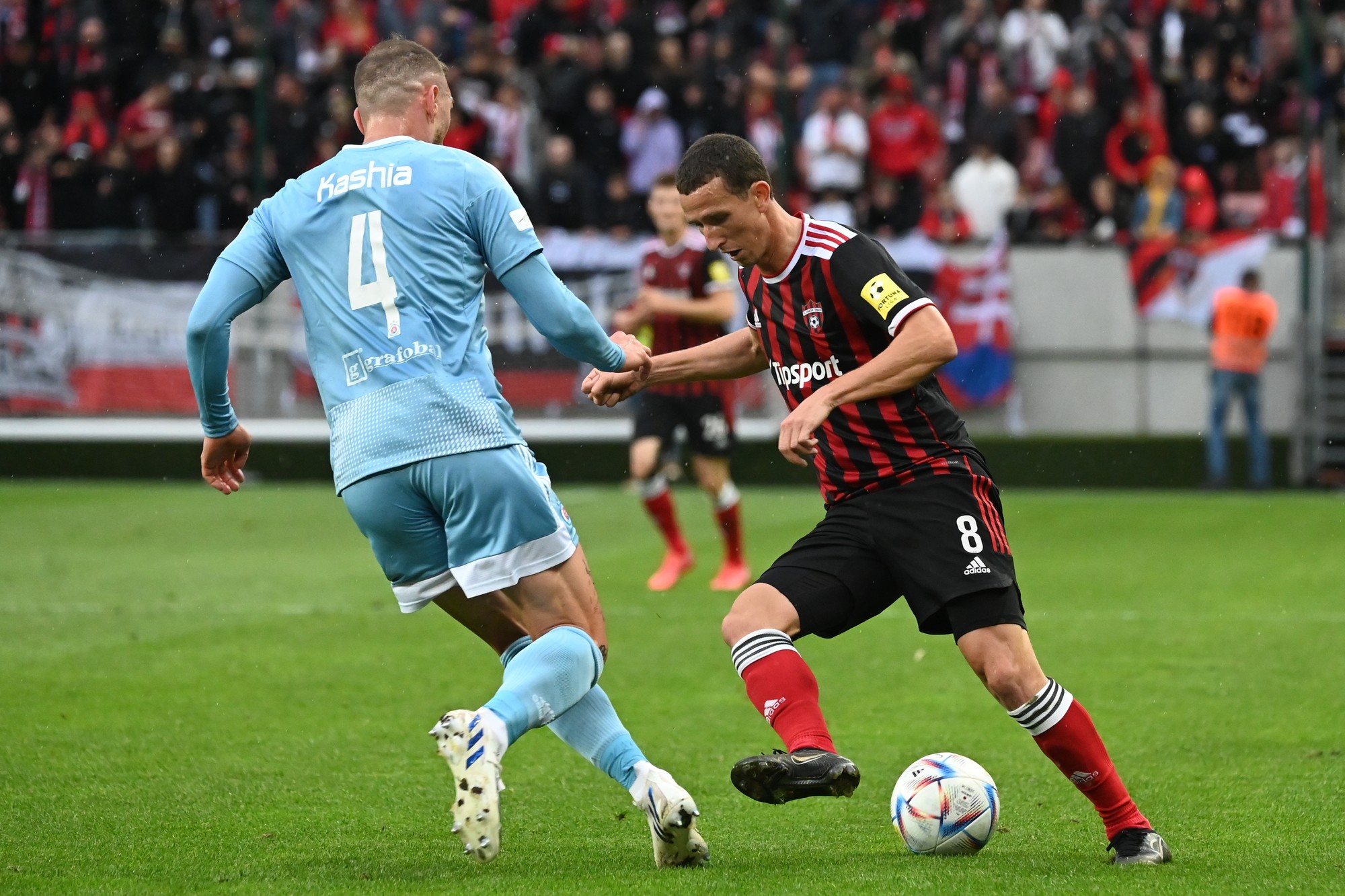 Vpravo hráč Spartaka Samuel Štefánik a hráč Slovana Guram Kašia.