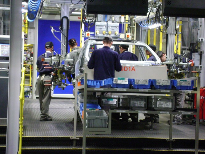 Obecnie cała fabryka zatrudnia niemal 7000 pracowników. Czterdziestoosobową grupę  stanowią Polacy, którzy pracują przede wszystkim przy bezpośrednim montażu aut. Kolejne 27 tysięcy miejsc pracy wygenerował łańcuch dostawców z branży motoryzacyjnej.