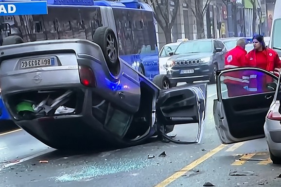 (FOTO) JEZIVA NESREĆA U CENTRU BEOGRADA Dva vozila se sudarila kod Predsedništva, jedno završilo NA KROVU! Hitna pomoć dojurila na lice mesta