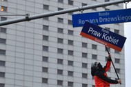 Warszawa, 28.11.2020. Zmiana nazwy ronda Romana Dmowskiego na Rondo Praw Kobiet w ramach demonstracji pod hasłem W imię matki, córki, siostry. Demonstrację, w 102. rocznicę praw wyborczych kobiet, zorganizował Ogólnopolski Strajk Kobiet.