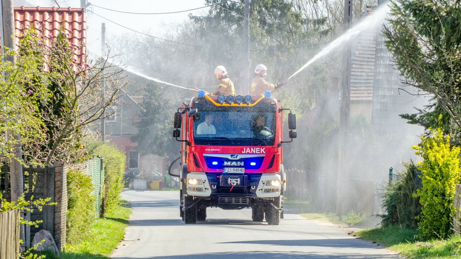 Strażacy z OSP Kozla kolo Zielonej Góry (gmina Świdnica) podtrzymują tradycje i polewają domy na śmigus-dyngus, 18 kwietnia 2022.