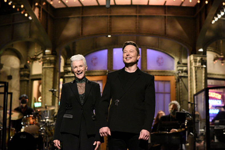 Elon Musk z mamą Maye w trakcie słynnego występu w "Saturday Night Live"