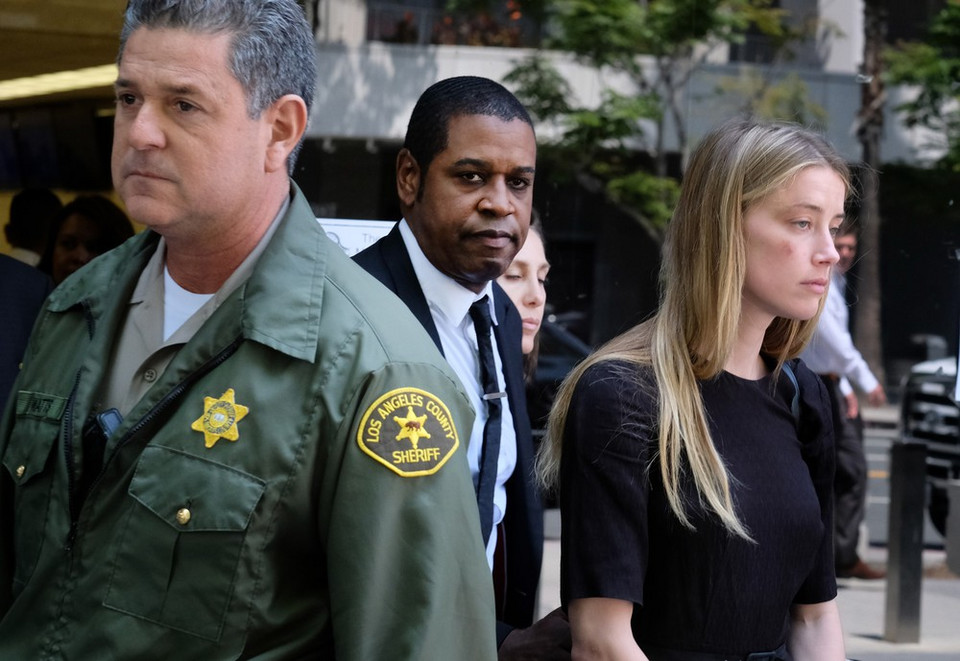 Pobita Amber Heard wychodzi z sądu