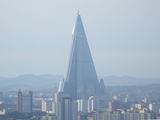 3. Ryugyong Hotel w stolicy Korei Północnej Pyongyangu, mimo że wciąż jest niedokończony, od lat stanowi jedną z ikon tego miasta i symbol przerostu ambicji dynastii Kimów. Budowę rozpoczęto w 1987 roku i mimo że przerwano ją w 1992, 105-piętrowa konstrukcja mogłaby nosić miano najwyższego hotelu na świecie aż do 2009 roku. Monstrualna piramida z żelbetonu zyskała przydomek „Hotel Zagłady”. W listopadzie 2012 r. luksusowy operator hotelowy Kempinski zaskoczył świat informacją, że planuje otworzyć w hotelu 150 pokoi pod swoją marką, ale już parę miesięcy później przyznał, że nie będzie to możliwe z powodu „sytuacji rynkowej”. Mroczna piramida wciąż stoi więc pusta – chyba, że Kim Dzong Un wykorzystuje ją do nieznanych opinii publicznej celów. Zdjęcie: Nicor (Own work) [CC-BY-SA-3.0 (http://creativecommons.org/licenses/by-sa/3.0)]