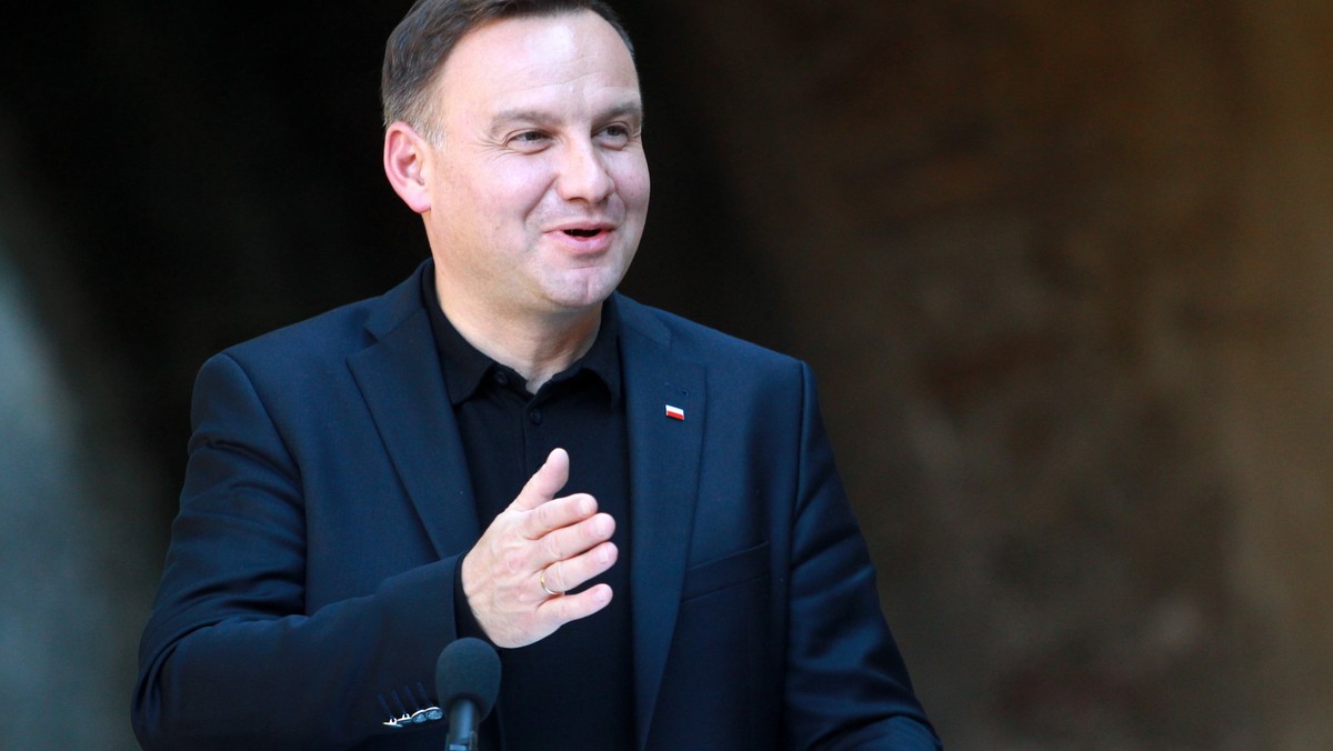 Prezydent Andrzej Duda — po początkowych niezręcznościach w polityce międzynarodowej — w tym tygodniu odnotował istotny sukces na szczycie ONZ. Z kolei pod "grubą kreską", bo wyróżnił się negatywnie, jest prezes NIK Krzysztof Kwiatkowski, którego działania budzą zdziwienie nawet u polityków PO.