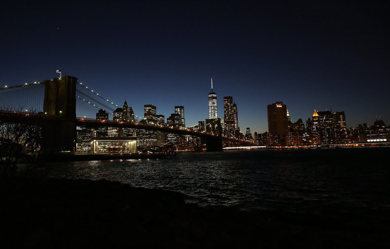 USA NEW YORK SKYLINE (One World Trade Center behind the Brooklyn Bridge as seen from Brooklyn Bridge Park)
