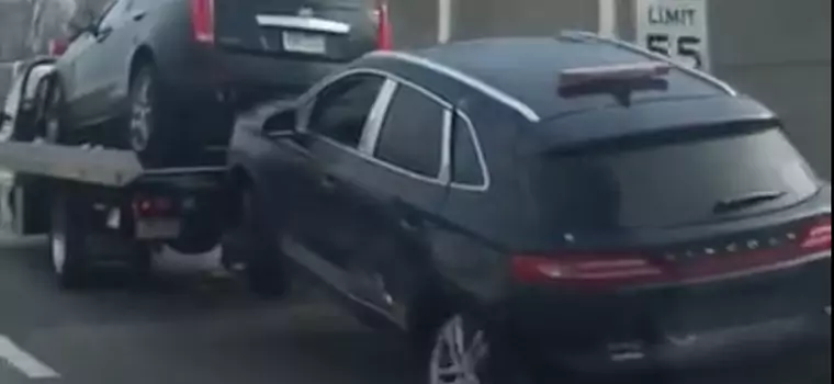 Holował samochód na „gołej” feldze – nagranie
