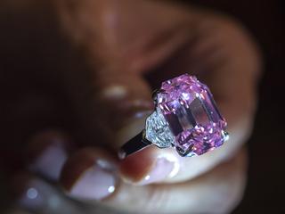 Za różowy diament Pink Legacy zapłacono 50 mln dol.