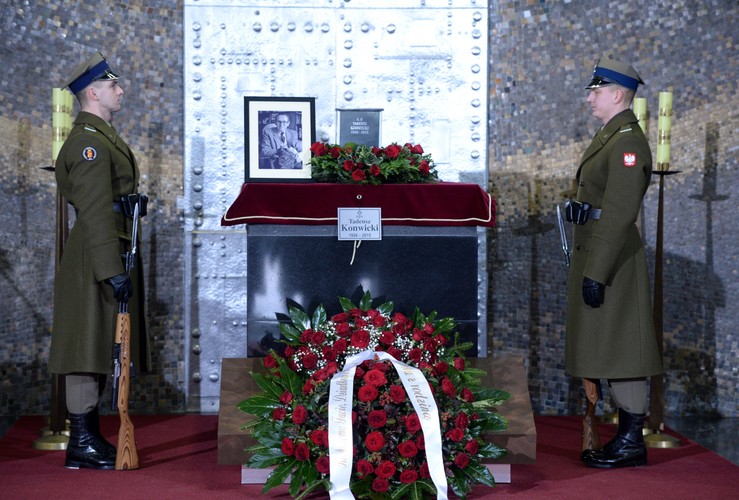 Pogrzeb Tadeusza Konwickiego na Powązkach Wojskowych