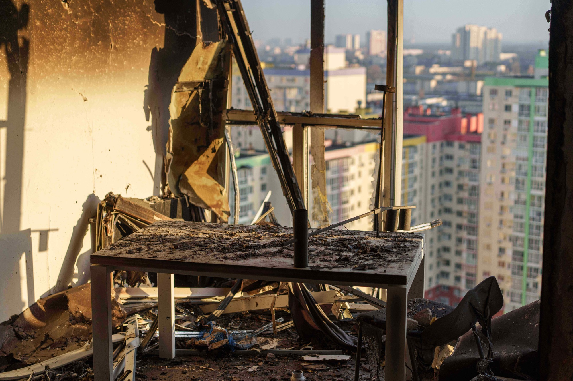 Počet obetí ruských útokov na Kyjev stúpol na najmenej šesť.