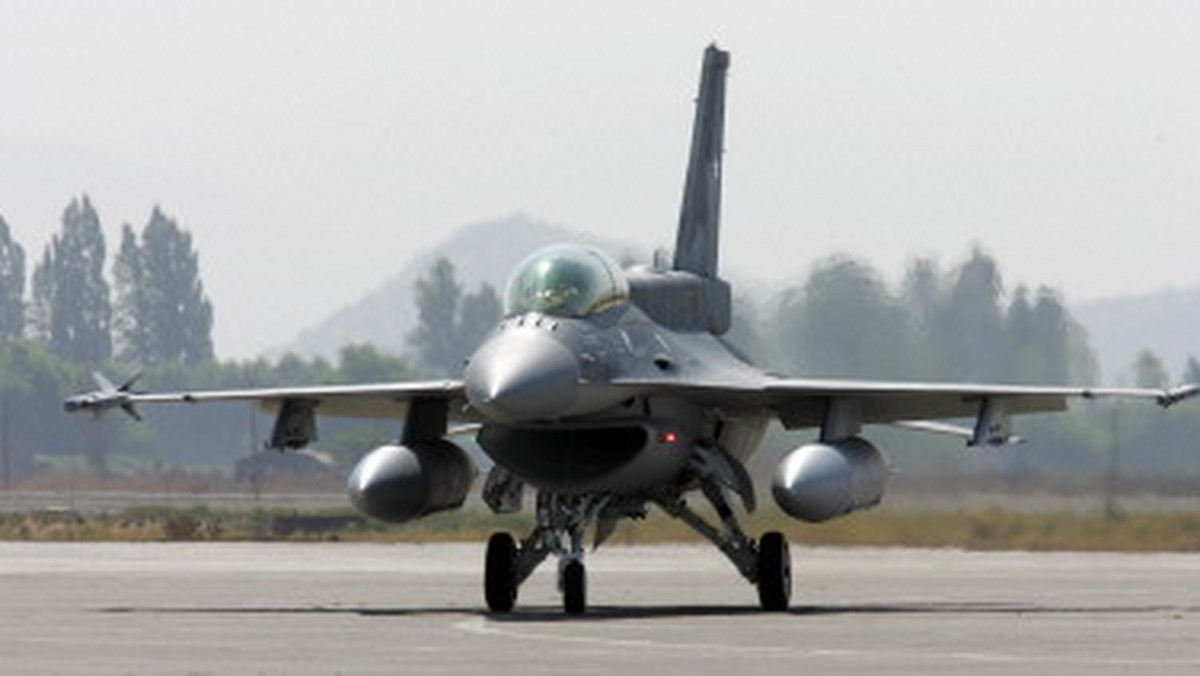 Kilka F-16 awaryjnie wylądowało na Okęciu - podała telewizja TVN24.