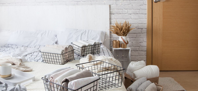 Idealne miejsce do przechowywania zapasu pościeli i ręczników, schowek w łóżku się sprawdzi