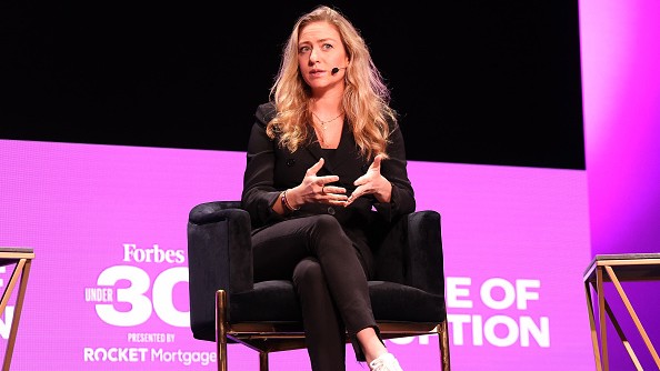 Whitney Wolfe Herd, twórczyni randkowej aplikacji Bumble — największego konkurenta Tindera, na liście self-made milarderek "Forbesa" zadebiutowała w lutym 2021 roku. W listopadzie akcje firmy zaliczyły spory spadek na giełdzie, a sama Herd wypadła z listy miliarderek