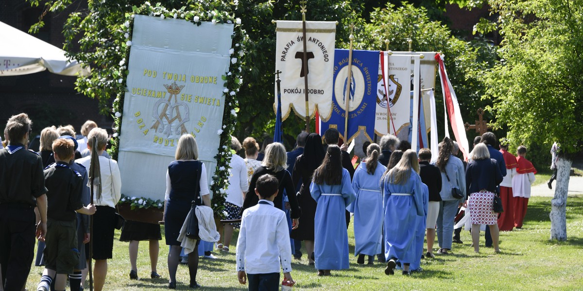 Jazowsk. 78-latka wjechała w tłum wychodzący z kościoła. 