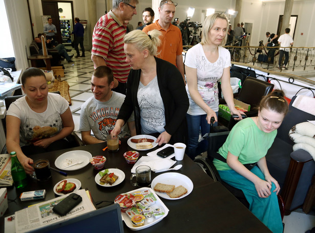 Protestujący rodzice dzieci niepełnosprawnych opuszczają Sejm!