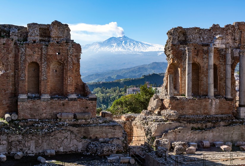 Ruiny teatru w Taorminie i wulkan Etna