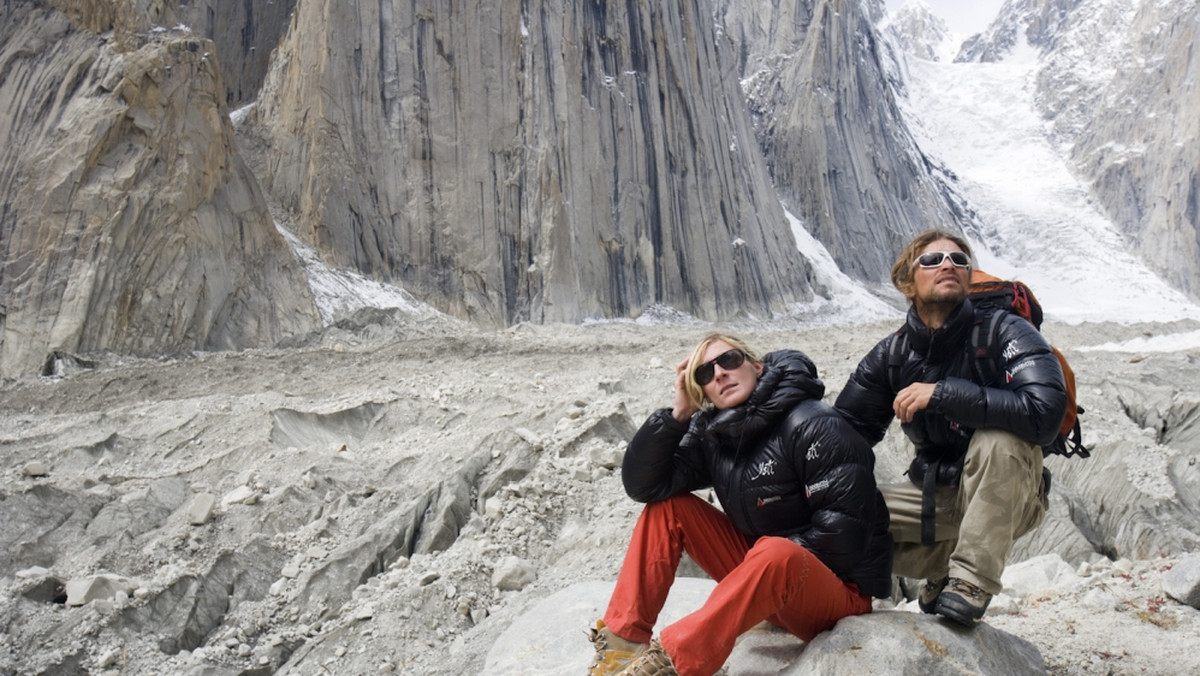 W środowisku alpinistów wrze jak nigdy. Znani wspinacze Eliza Kubarska i David Kaszlikowski posądzani są o oszustwo w relacji z wyprawy na Grenlandię. Co jest prawdą, a co autokreacją? Pisze Natalia Wellmann.