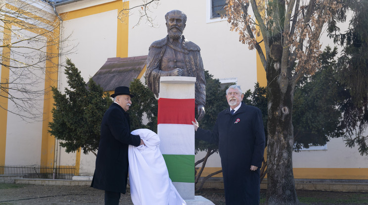 Március 14-én Kásler Miklós és Kondora István polgármester leleplezte Gróf Batthyány Lajos mellszobrát Sárváron, ám az alkotáson hibásan szerepel az  első független és felelős magyar kormány miniszterelnökének neve / Fotó: MTI/Varga György