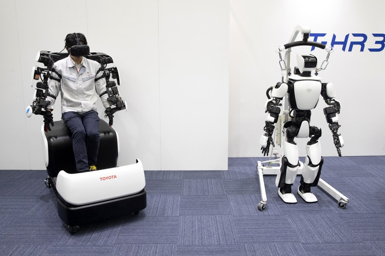 Dzięki technologii 5G humanoidalny robot Toyoty T-HR3 może być kontrolowany bezprzewodowo na odległość 10 km.  
Robot, który ma wbudowane specjalne czujniki i stabilizatory, sterowany jest przez człowieka za pomocą specjalnego stanowiska VR.