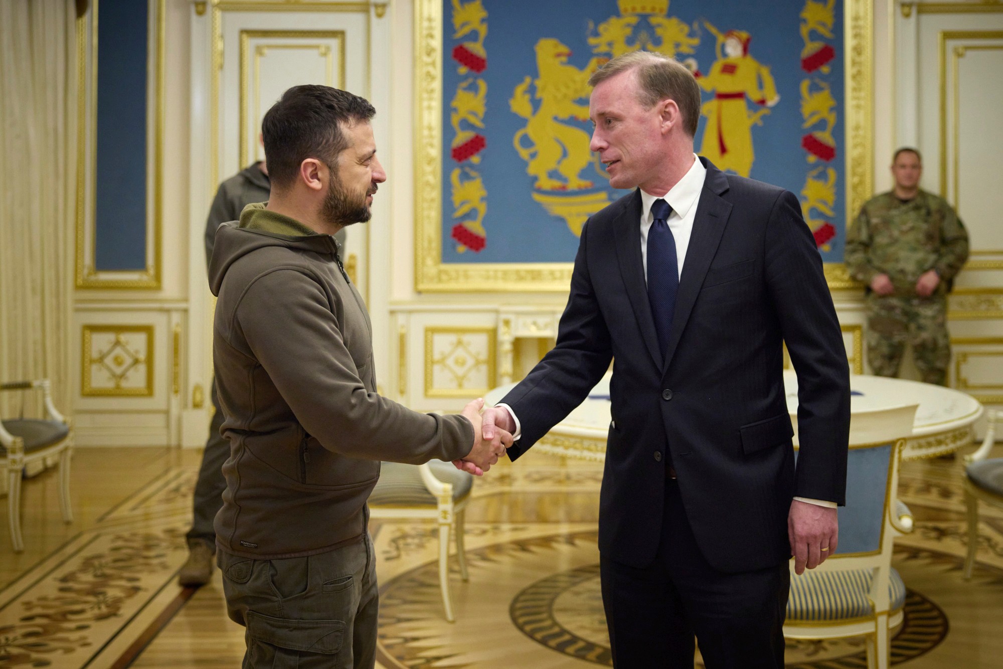 Ukrajinský prezident Volodymyr Zelenskyj (vľavo) a poradca amerického prezidenta Joea Bidena pre národnú bezpečnosť Jake Sullivan.